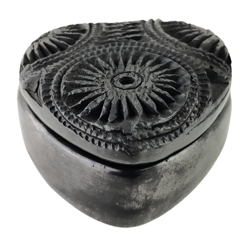 Joyero mediano de barro negro decorado con hermosos calados