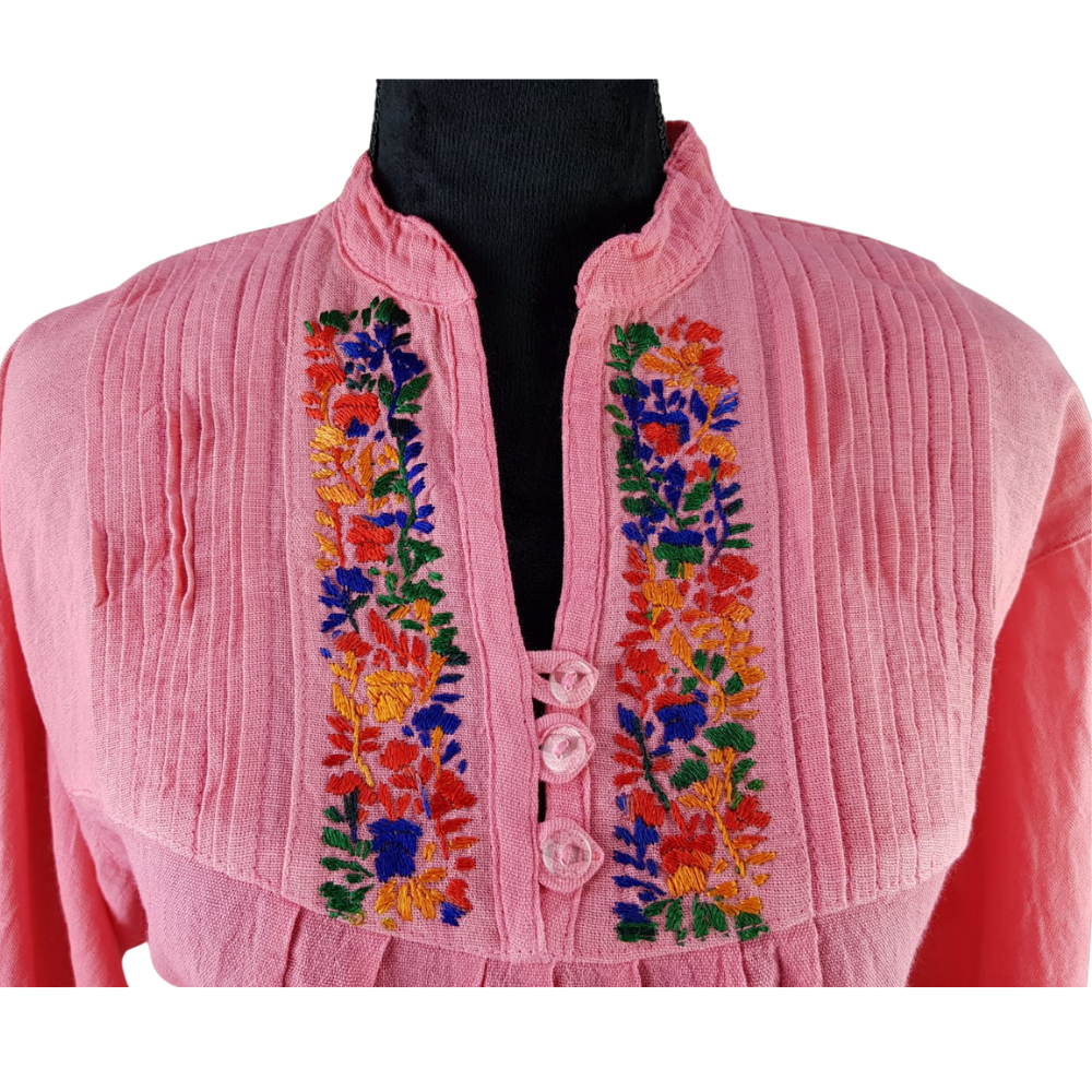 Vestido fresco de manta ligera, decorado al pecho con bordado San Antonino y manga