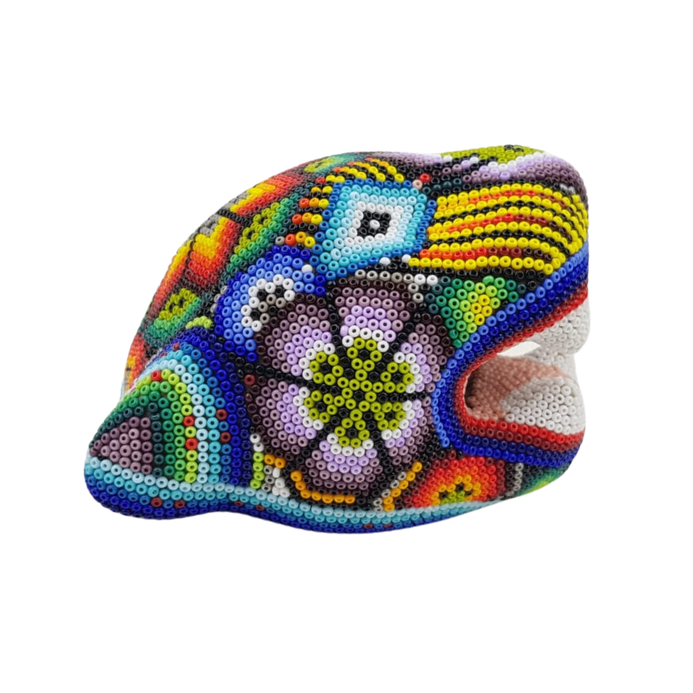 Cabeza de jaguar mediana hecha de papel maché con motivos wixárika
