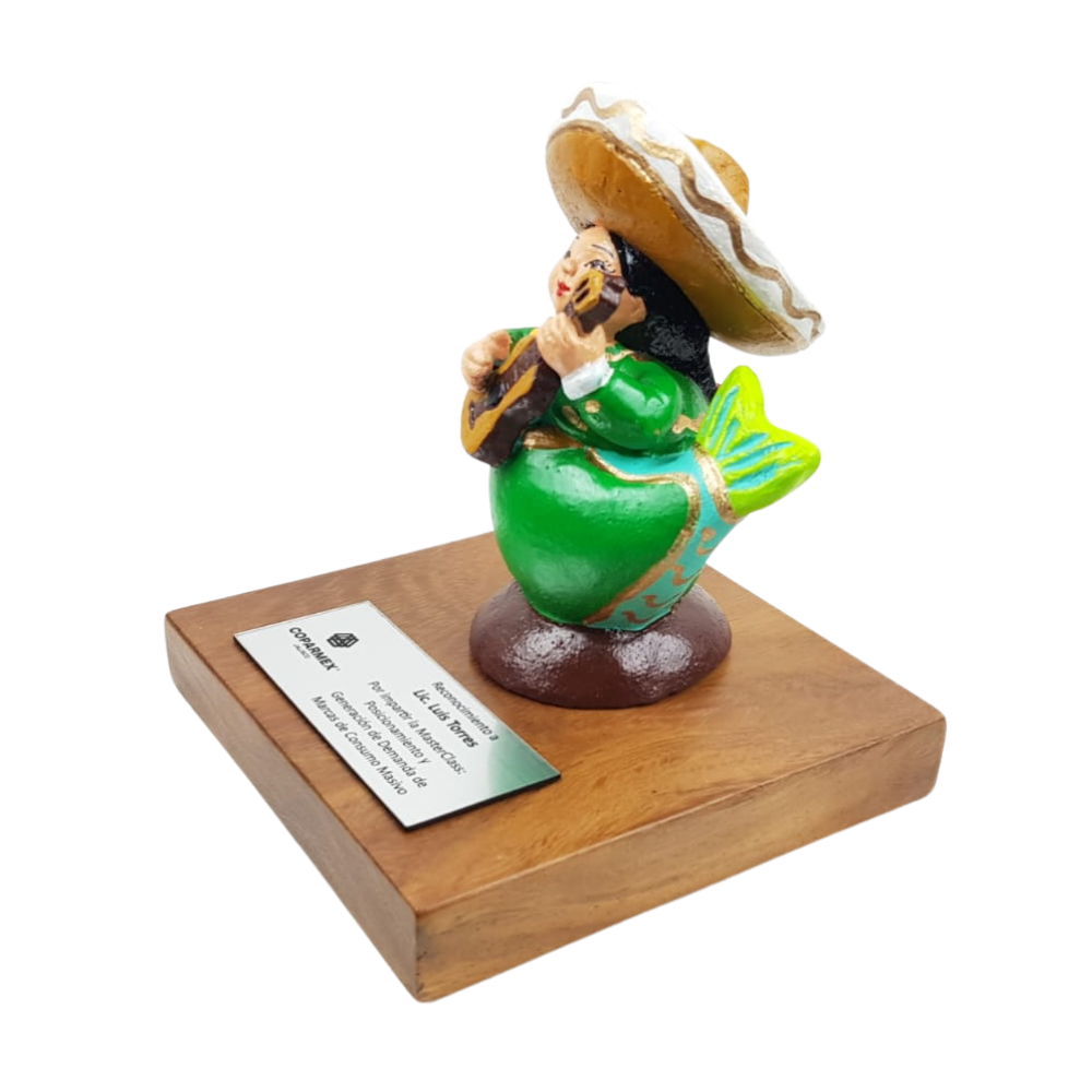 Reconocimiento con artesanía mexicana. Sirena mariachi en trofeo con base de madera y placa metálica personalizada