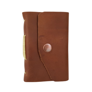 Libreta de bolsillo con hojas de papel reciclado y forro de piel costurada a mano