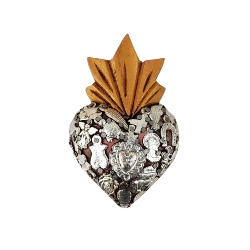 Corazón chico de madera decorado con milagritos