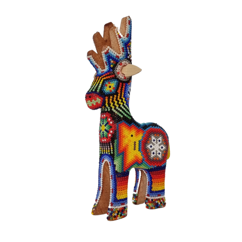 Venado con trompa mediano decorado con motivos Wixárika