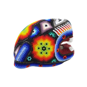 Cabeza de jaguar mediana hecha de papel maché con motivos wixárika