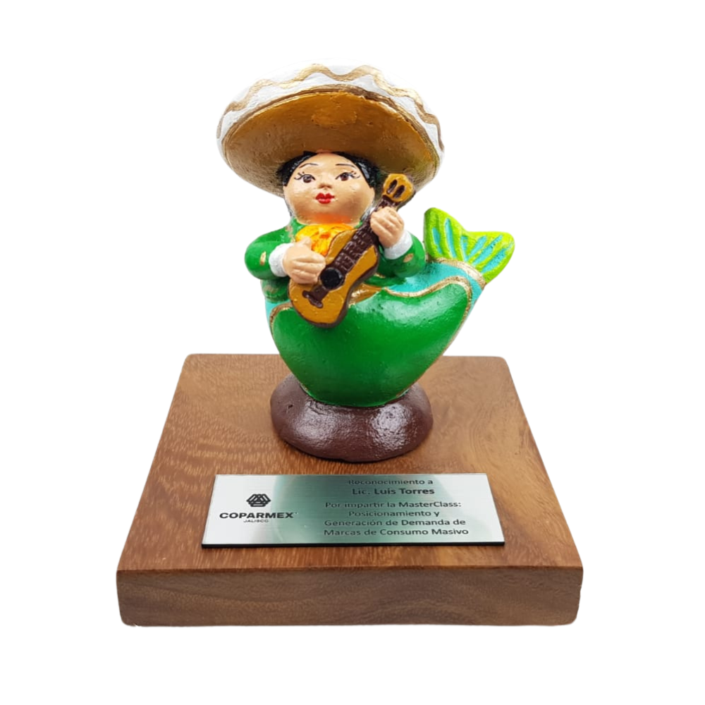 Reconocimiento con artesanía mexicana. Sirena mariachi en trofeo con base de madera y placa metálica personalizada