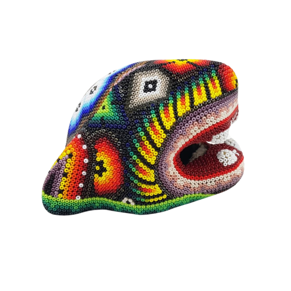Cabeza de jaguar mediana hecha de papel maché con motivos wixárika