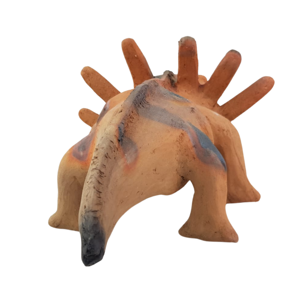 Figura de barro con forma de ajolote de alfarería prehispánica