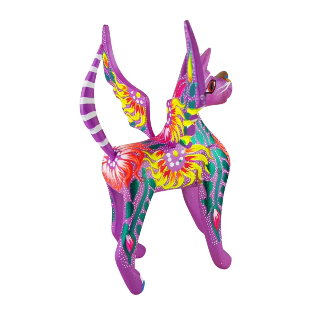 Alebrije oaxaqueño grande, perro con alas de madera copal
