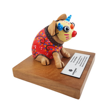 Cargar imagen en el visor de la galería, Reconocimiento con artesanía mexicana. Cerdito con máscara en trofeo con base de madera y placa metálica personalizada
