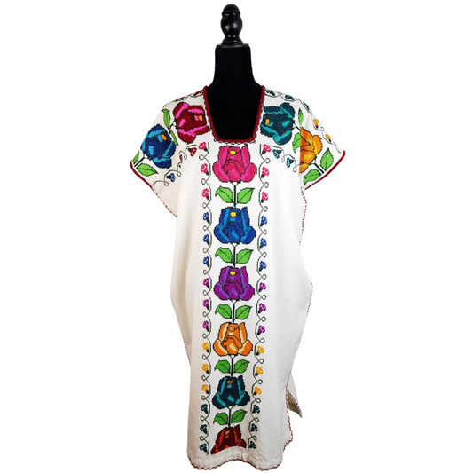 Vestido huanengo con bordado de punto de cruz, con flores y enredaderas