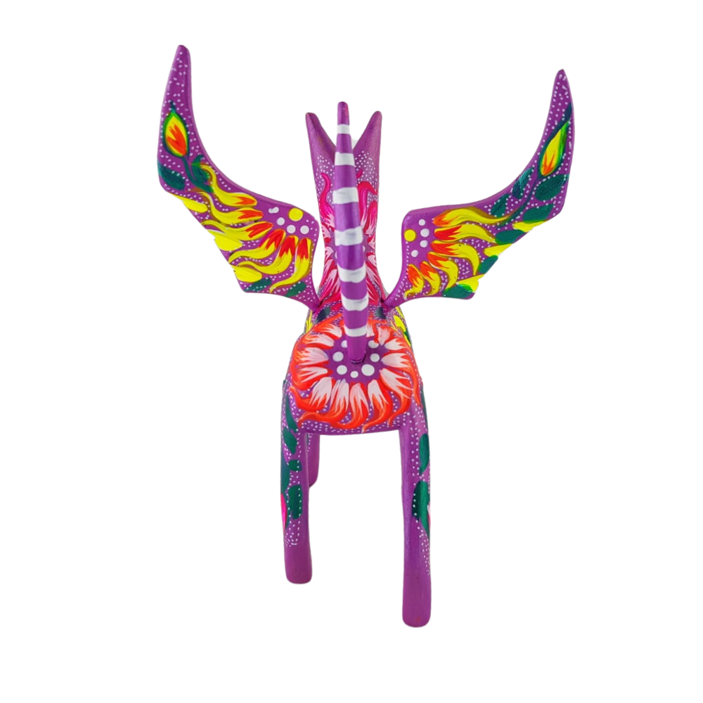 Alebrije oaxaqueño grande, perro con alas de madera copal