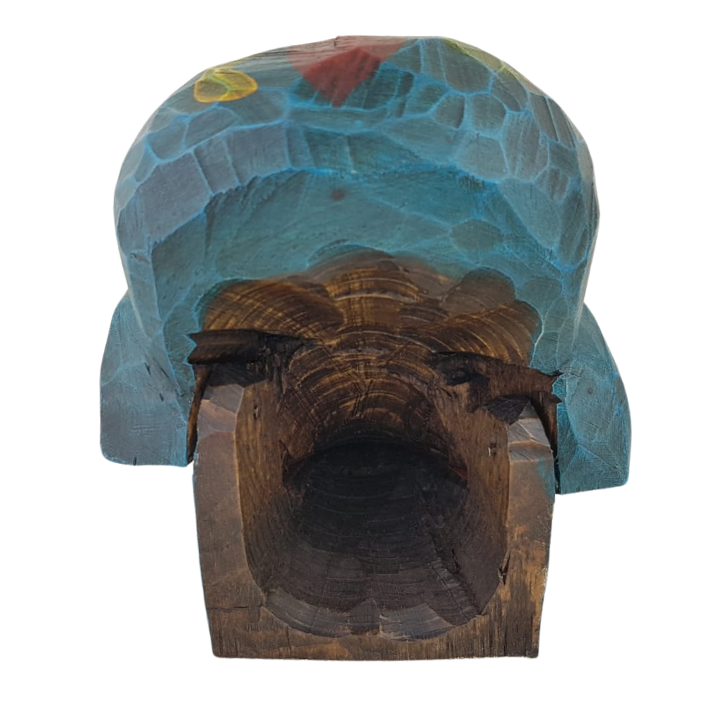 Cráneo purépecha tallado en madera de pino decorado a mano