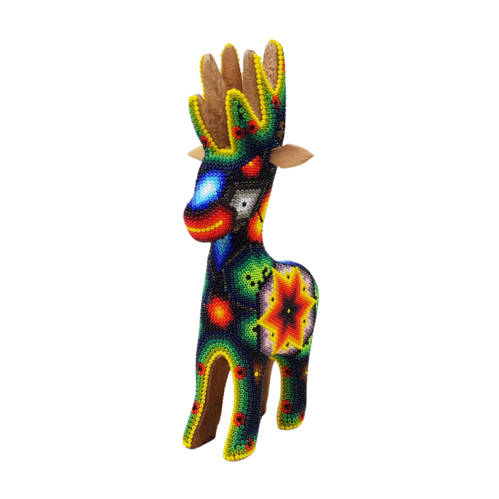 Venado con trompa mediano decorado con motivos Wixárika