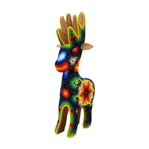 Venado con trompa mediano decorado con motivos Wixárika