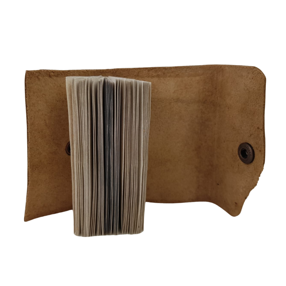 Libreta de bolsillo con hojas de papel reciclado y forro y correa de piel costurada a mano
