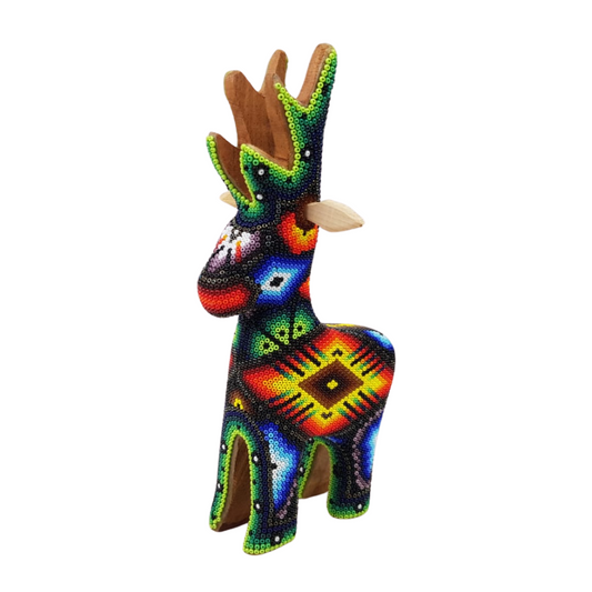 Venado con trompa mediano decorado con motivos Wixárika