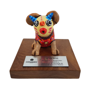 Reconocimiento con artesanía mexicana. Cerdito con máscara en trofeo con base de madera y placa metálica personalizada