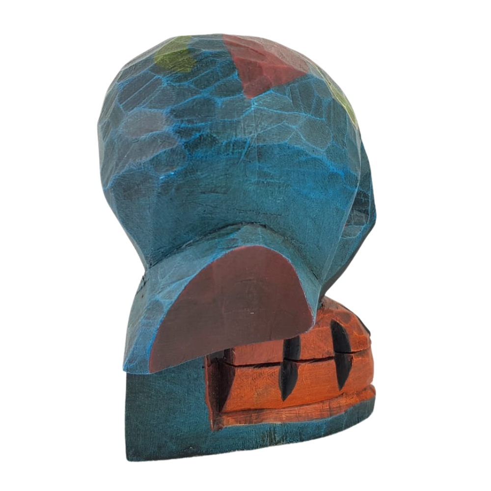 Cráneo purépecha tallado en madera de pino decorado a mano