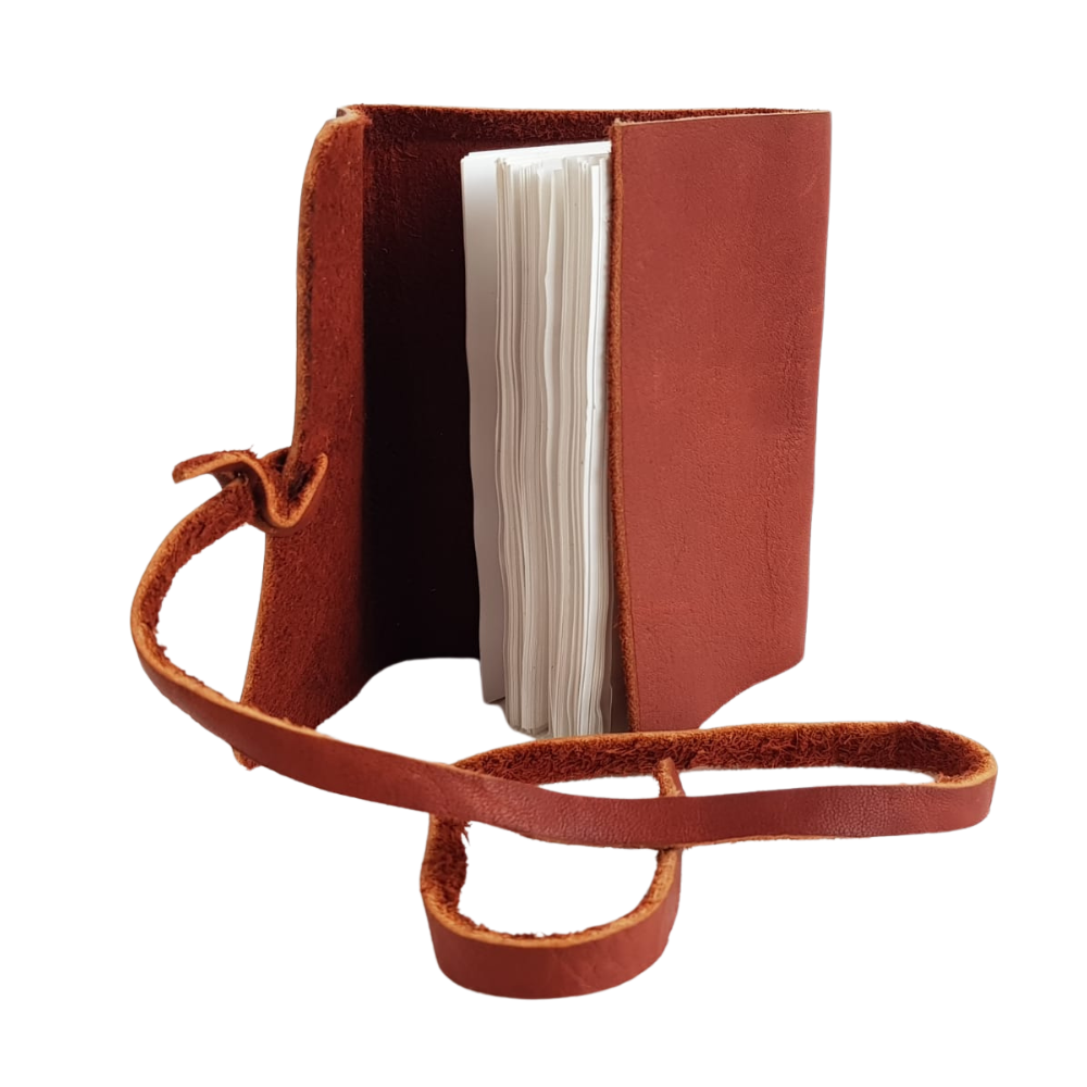 Libreta con hojas de papel piedra y forro de piel costurada a mano