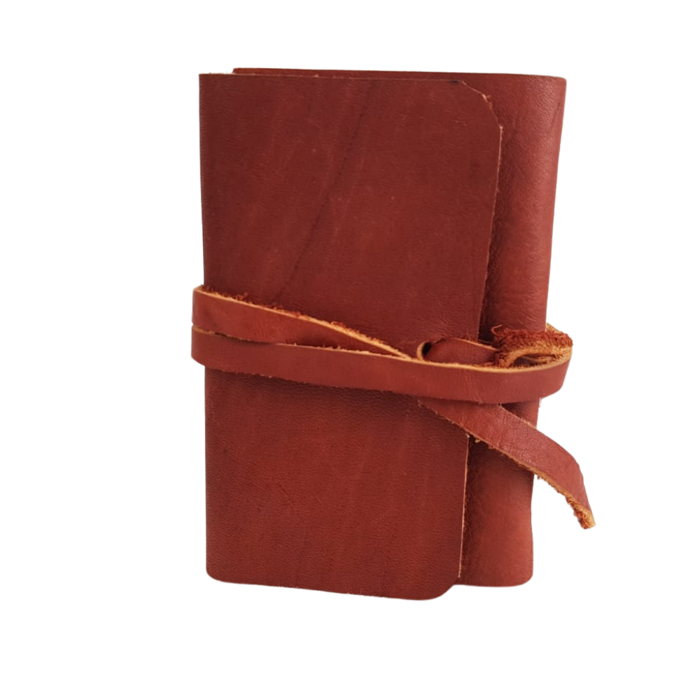 Libreta con hojas de papel piedra y forro de piel costurada a mano