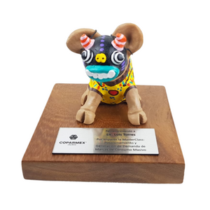 Reconocimiento con artesanía mexicana. Cerdito con máscara en trofeo con base de madera y placa metálica personalizada