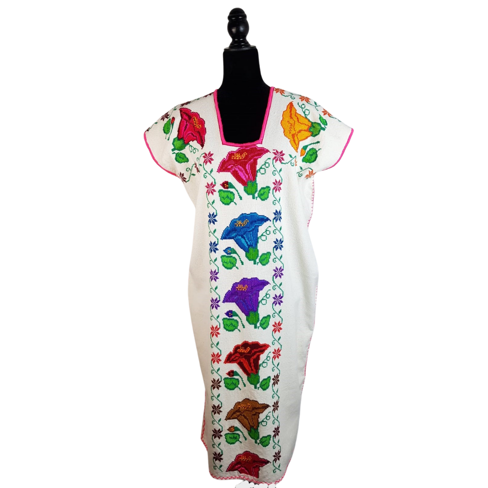 Vestido huanengo con bordado de punto de cruz, con flores y enredaderas