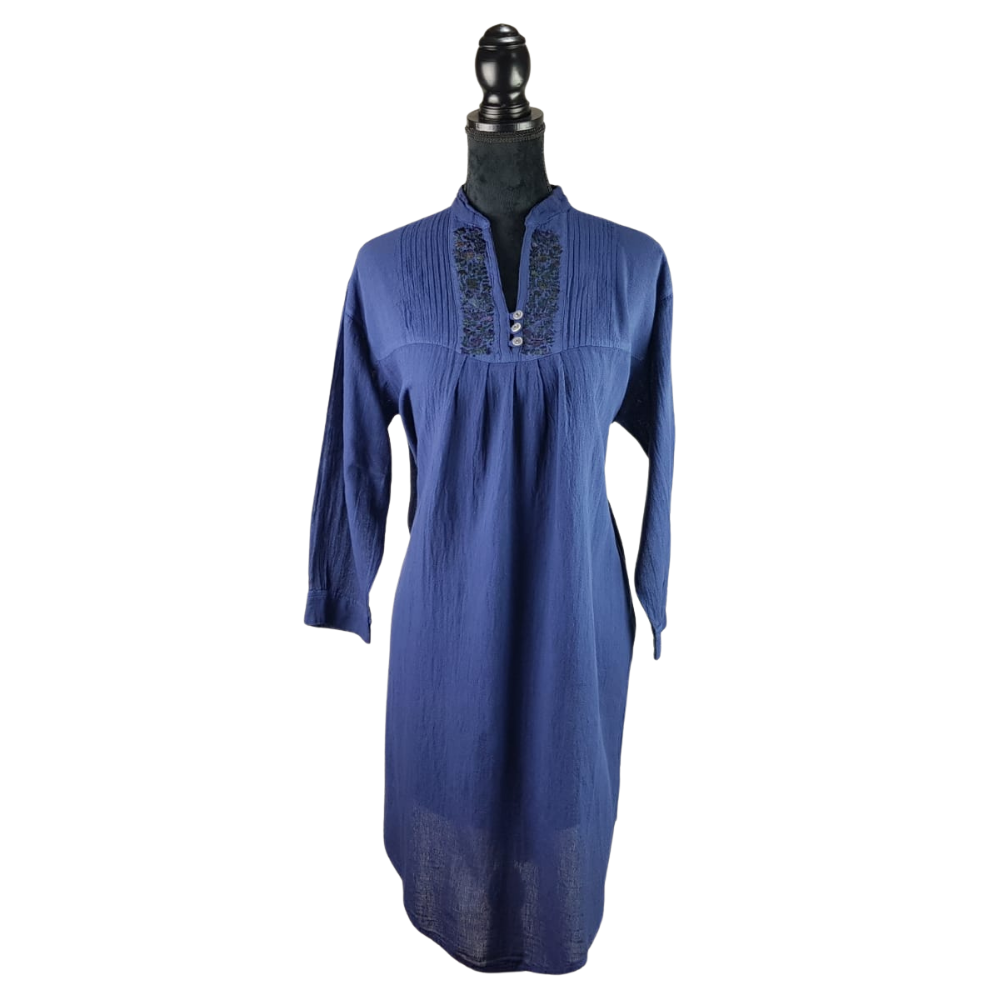 Vestido fresco de manta ligera, decorado al pecho con bordado San Antonino y manga