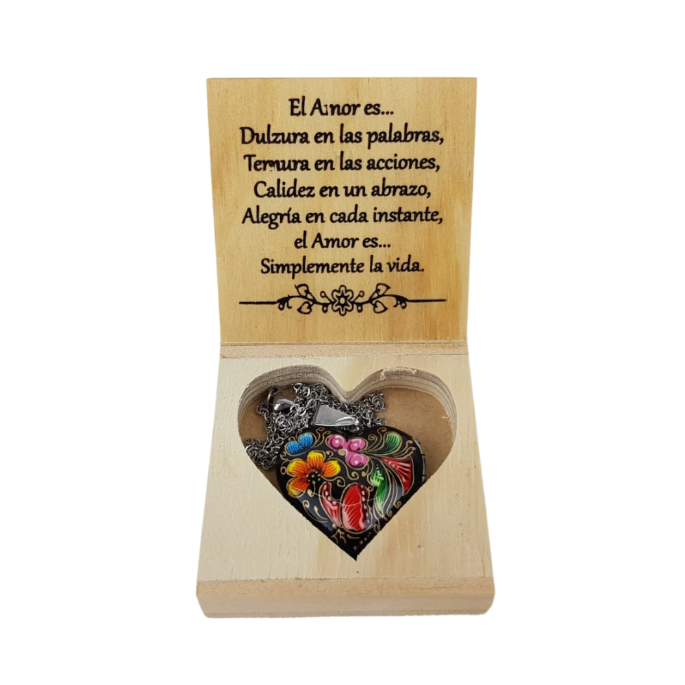 Relicario corazón o cruz en caja decorado con laca perfilada con mariposas y flores
