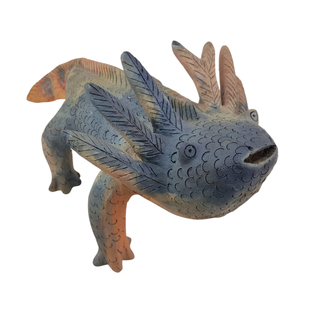 Figura de barro con forma de ajolote de alfarería prehispánica