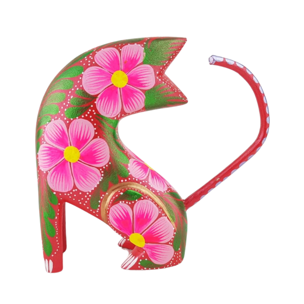 Alebrije oaxaqueño mediano, con forma de gato, de madera de copal