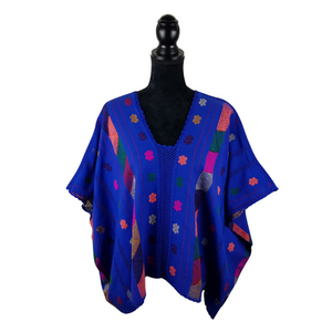 Blusa mariposa Amuzgo de telar de cintura, textura calada decorada con brocados finos