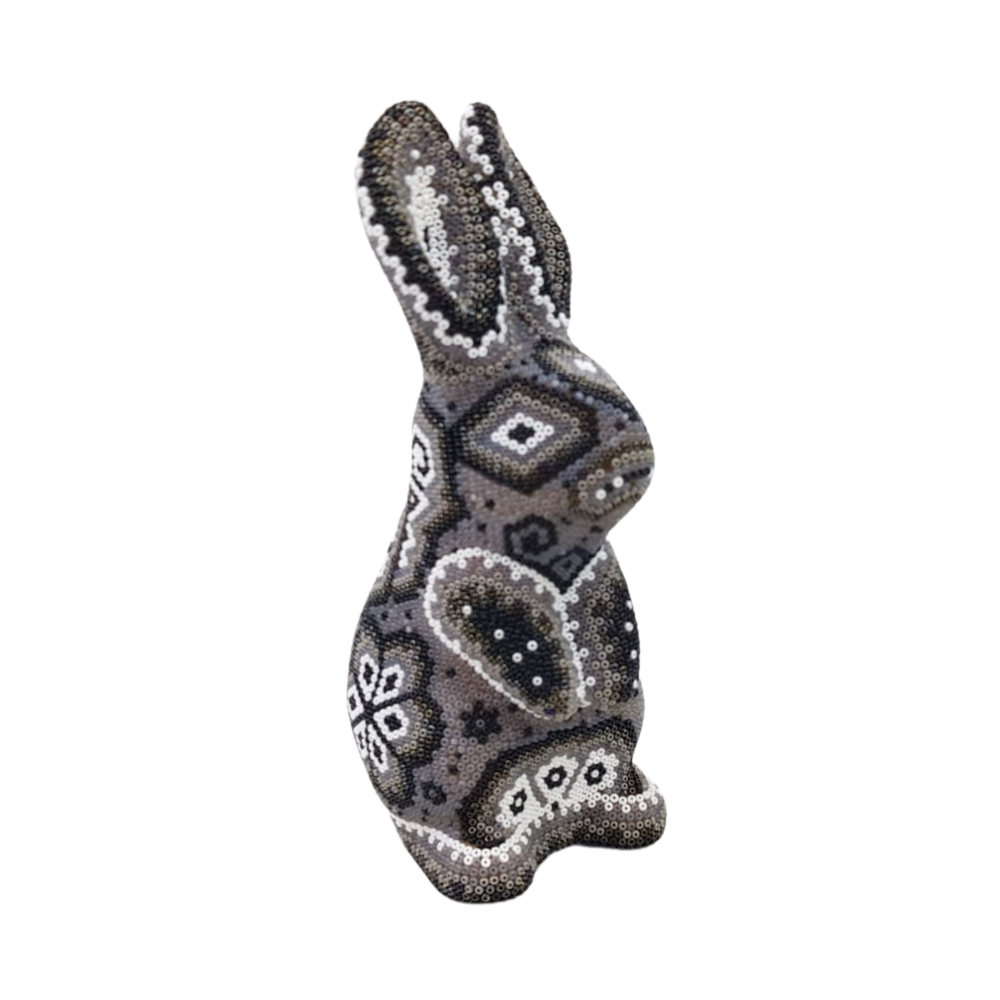 Conejo sentado, hecho de papel maché con motivos Wixárica