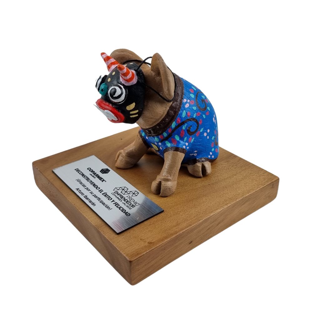 Reconocimiento con artesanía mexicana. Cerdito con máscara en trofeo con base de madera y placa metálica personalizada
