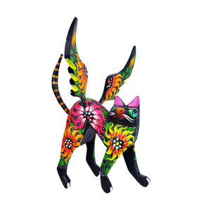 Alebrije oaxaqueño gato o perro con alas de madera copal