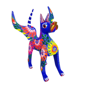 Alebrije oaxaqueño gato o perro con alas de madera copal