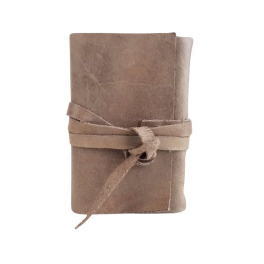 Libreta de bolsillo con hojas de papel reciclado y forro y correa de piel costurada a mano