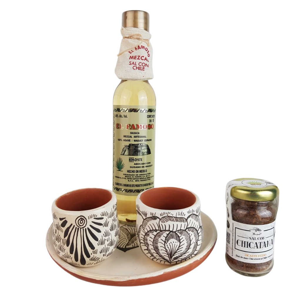 Juego de mezcal de gusano con mezcaleros de barro bruñido