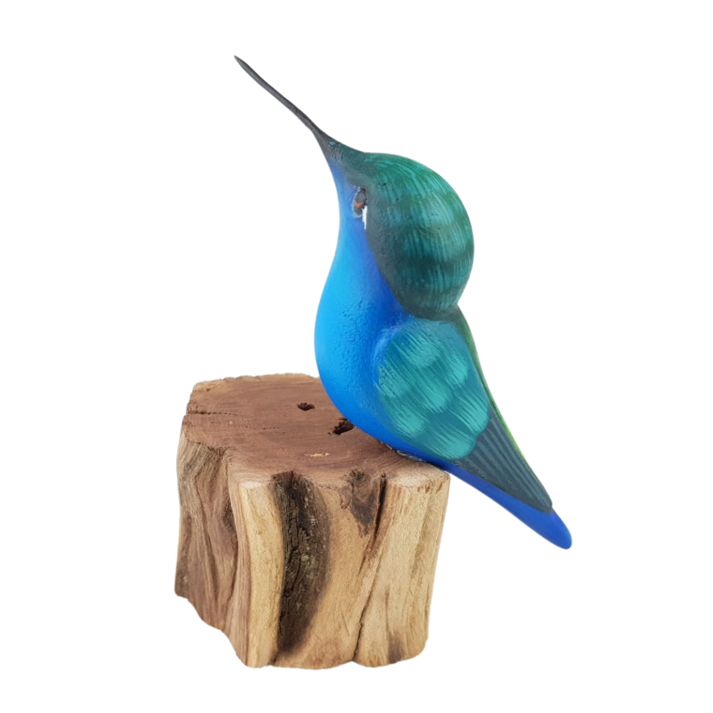 Colibrí de barro sobre base de madera, elaborado y decorado a mano