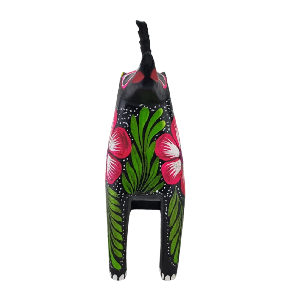 Alebrije oaxaqueño mediano, con forma de perro, de madera de copal