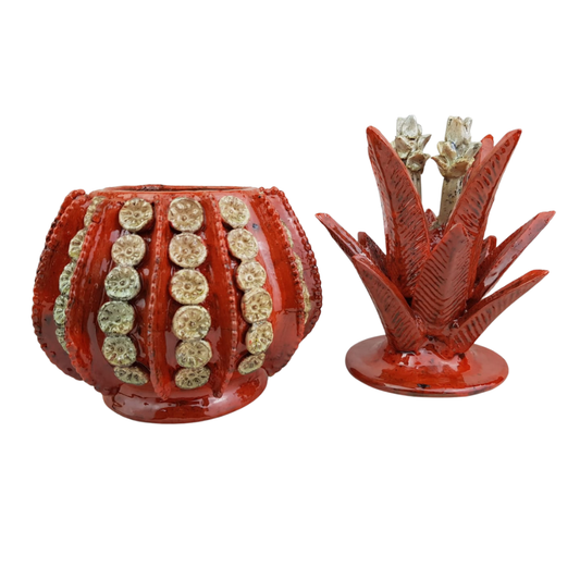 Piña huevito naranja con flor beige, decorada con la técnica de barro vidriado