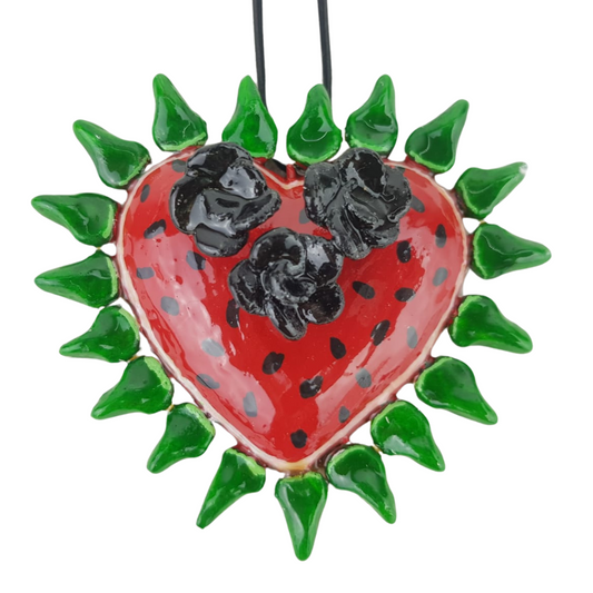 Dije de barro betus, con forma de corazón milagrito