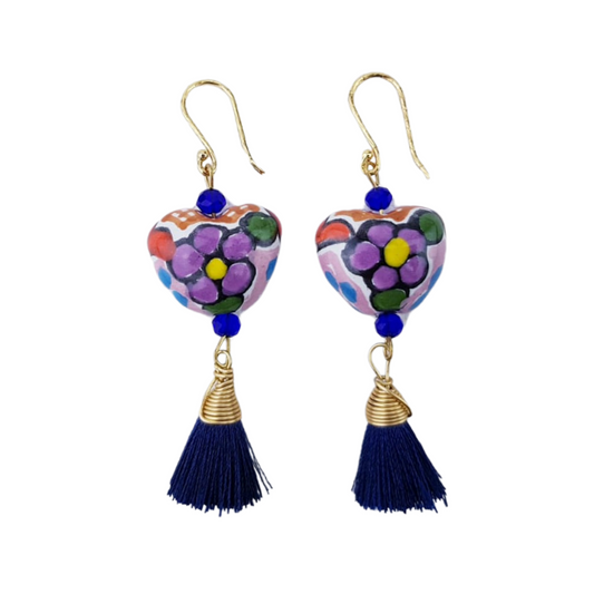 Arete corazón colores con mota, de cerámica decorado con técnica talavera