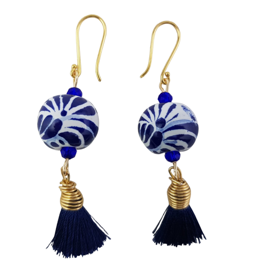 Arete bola azul, de cerámica decorado con técnica talavera