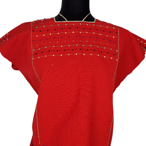 Blusa chiapaneca mediana decorada con nuditos al pecho