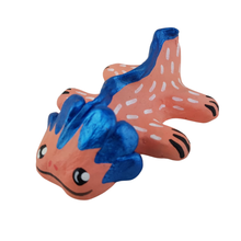 Cargar imagen en el visor de la galería, Ajolote elaborado con la técnica de barro policromado
