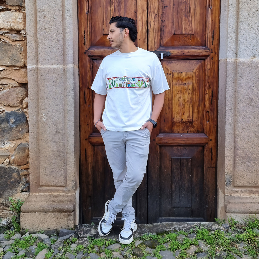 Playera mexicana paisaje nopalero, bordada a mano por artesanos michoacanos