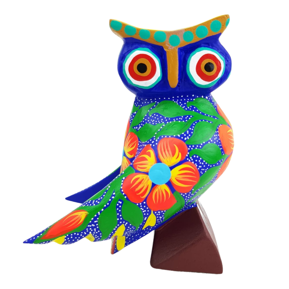 Alebrije oaxaqueño mediano, con forma de búho, de madera de copal