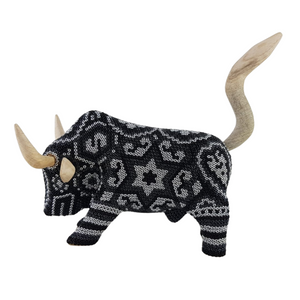 Toro de madera tallada, decorado con arte wixárika