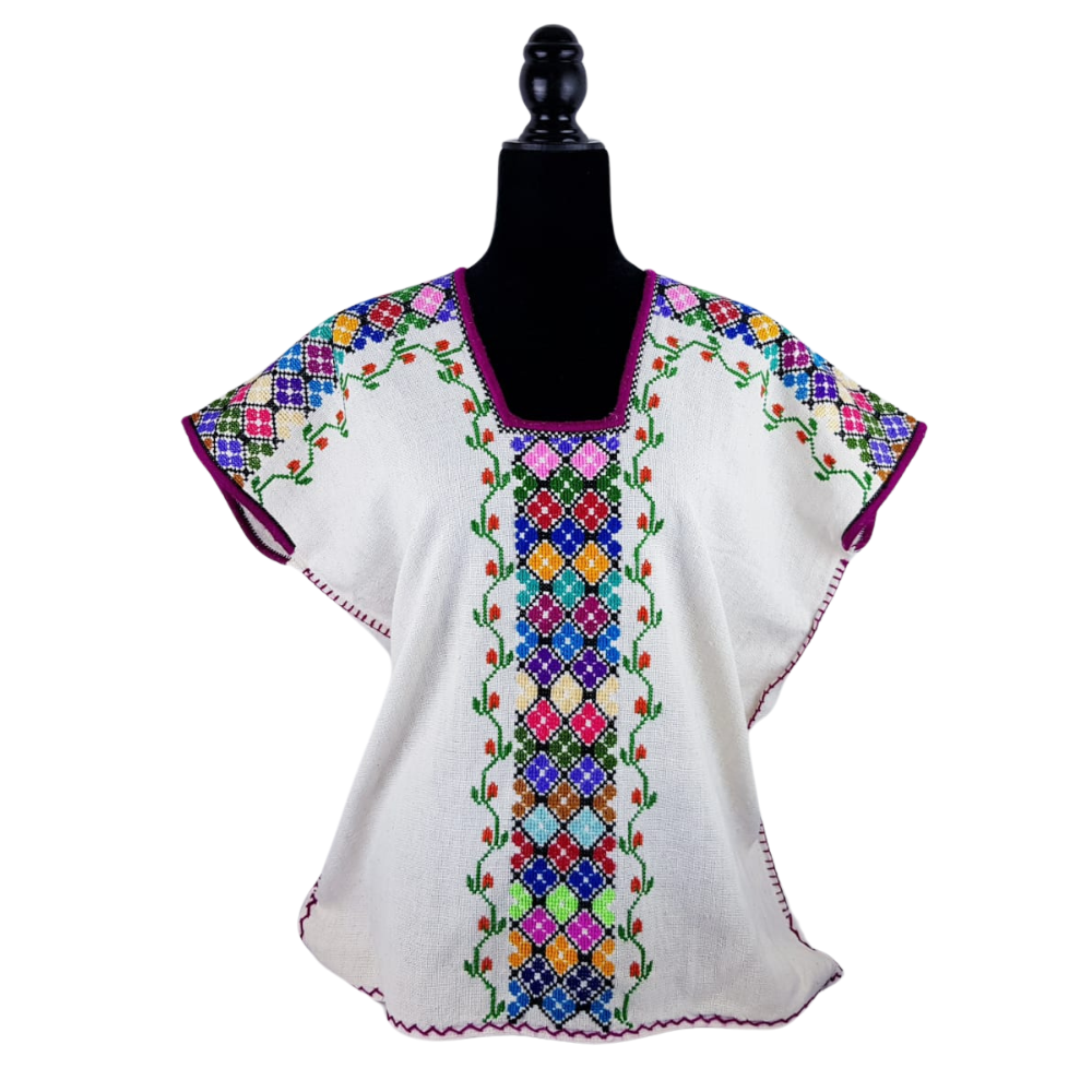 Huanengo Cocucho, blusa purépecha bordada en punto de cruz con grecas y flores.