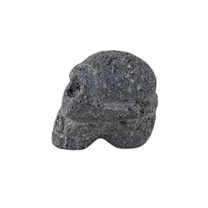 Cráneo de piedra volcánica